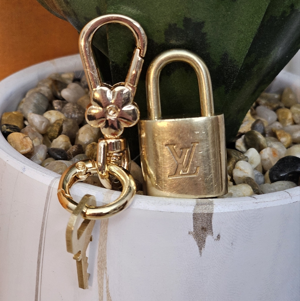 Louis Vuitton Gold Key with Lock - Picture 5 of 8